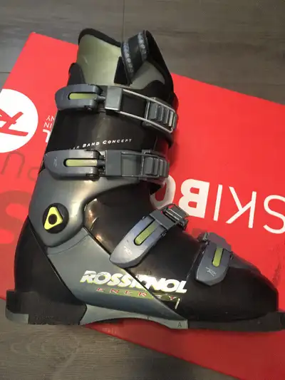 *Nouvelle baisse de prix*. Bottes de ski de marque Rossignol très peu utilisées. Pointure 25,5. Je d...