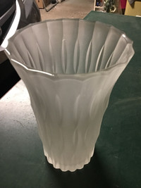 Petit vase en verre givré 
