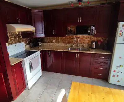 Une maison unifamiliale 5½ est disponible à partir du 1er juillet. Une grande maison en rangée (envi...