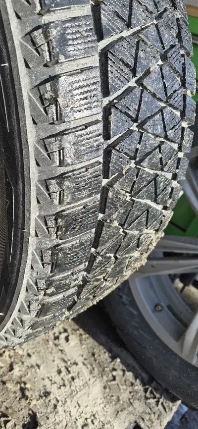 Bridgestone Blizzak DM-V2 235/55/18 100T 8/32e Neuf vienne a 13/32e Il sont bon pour encore 2 hiver...