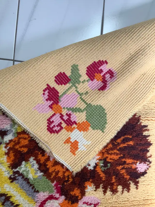 Vintage latch hooked rug of kitten playing piano in Rugs, Carpets & Runners in Chatham-Kent - Image 5