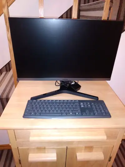 Écran ordinateur de marque Samsung SR35, 24 pouces HD en bonne condition et clavier sans fil.