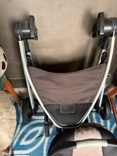 I'm selling a Graco stroller and car seat combo; a reliable travel system for your little one! This...