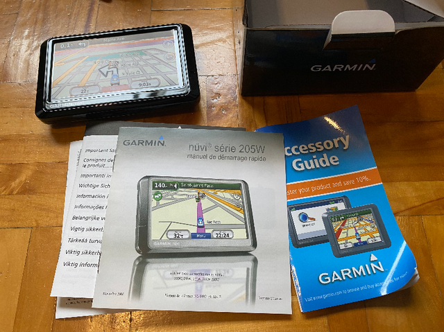 Garmin Nuvi 265wt + accessoires in General Electronics in City of Montréal - Image 3