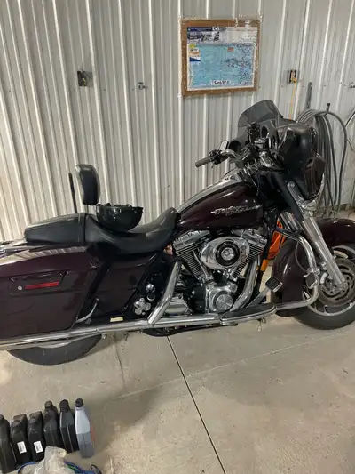 2006 street glide. 88 5 spd. Solo seat., back rest an tour pac.