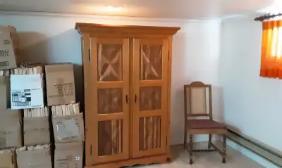 Armoire en pin massif profondeur 19 pouces, hauteur 60 pouces, largeur 41 pouces porte en pointe à d...