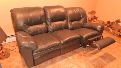 Divan inclinable en cuir très confortable et entièrement fonctionnel. Note : L’acheteur est responsa...
