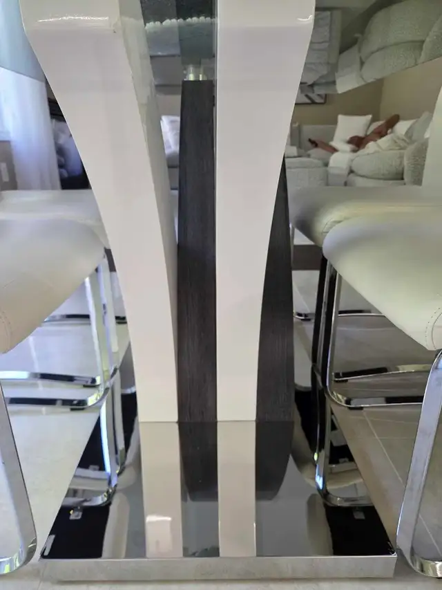 Contemporary Table With Chairs in Dining Tables & Sets in Markham / York Region - Image 4