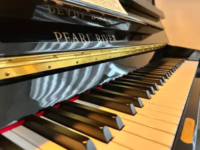 Piano droit Pearl River noir laqué en très bon état, View more