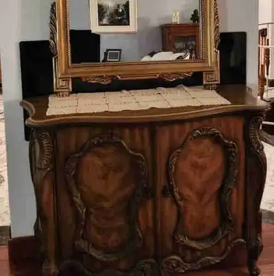 Armoire et miroir de style antique Contacter Joe par téléphone svp