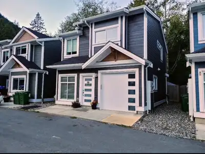 Brand-new, fully furnished 3-bedroom, 2.5-bath Home just minutes from Harrison Hot Springs and beach...