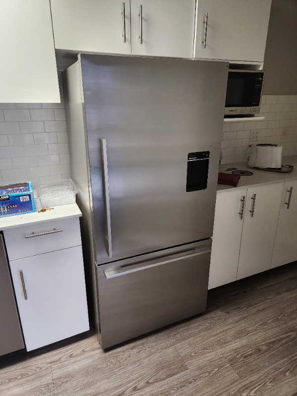 Freestanding Refrigerator Freezer, 32", 17.1 cu ft, Ice & Water in Refrigerators in Burnaby/New Westminster