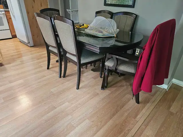 dinning table with 6 chairs  in Dining Tables & Sets in Barrie - Image 4