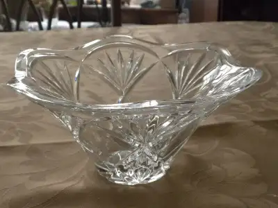 IF THIS AD STILL APPEARS IT'S STILL AVAILABLE This is a gorgeous Marquis by Waterford Crystal bowl,...