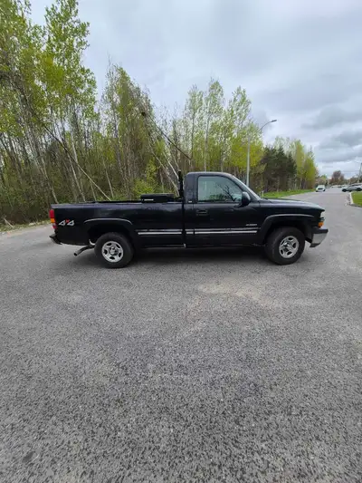 2001 Chevy silverado 4x4 4.3 runs drives stops selling the whole truck $1500 as is .