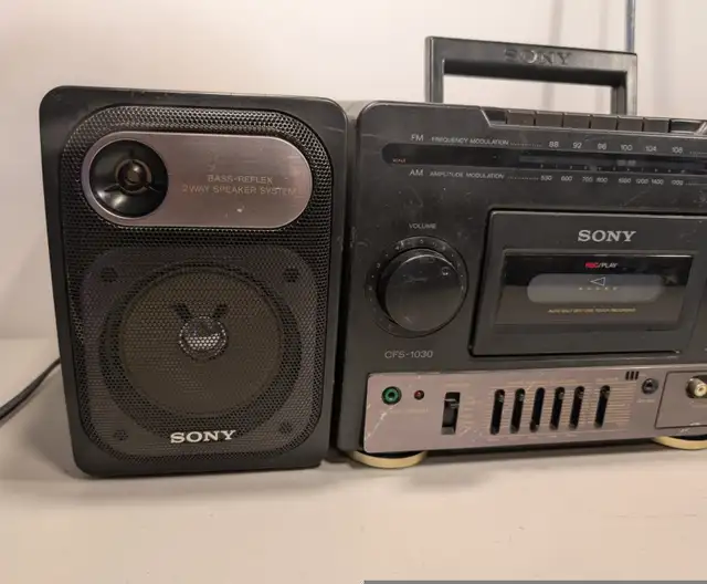 Vintage Sony CFS-1030 BOOMBOX Stereo Tape Player needs fix in Stereo Systems & Home Theatre in Markham / York Region - Image 10