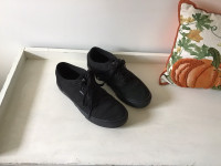 Like New… Mens Vans Authentic shoe (8 mens) 