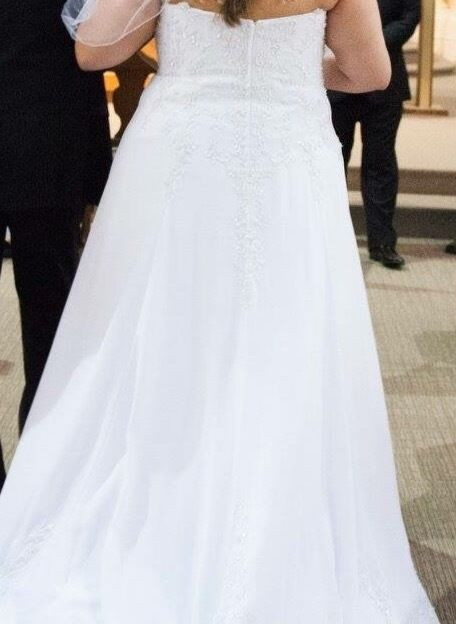 Size 22 White Wedding dress plus size in Wedding in Winnipeg - Image 2