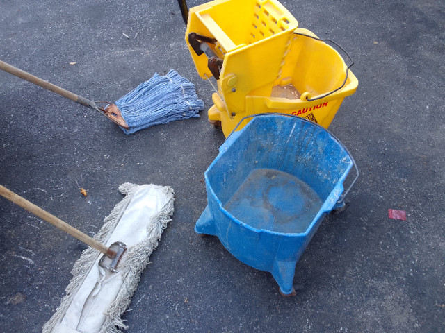Commercial mop bucket set and broom in Other in Markham / York Region - Image 2