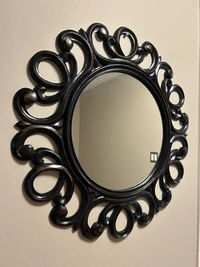 Mirror Mirror513992244498933764
