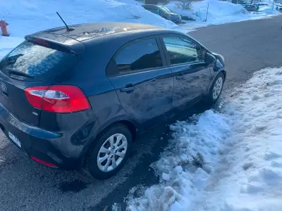 À vendre : Kia Rio 2013 5 portes, automatique, 177 500 km, fidèle compagne de route qui démarre chaq...