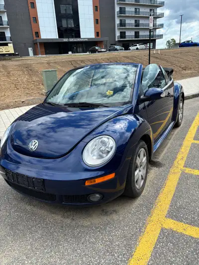 Découvrez cette Volkswagen New Beetle décapotable 2.5 de 2007, une voiture élégante avec une transmi...