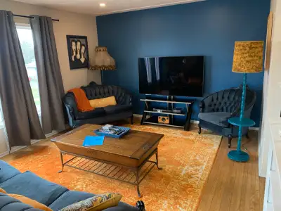 ✨ Retro-Chic 2BR Apartment | Sleeps 4 | WiFi + Parking | Near Chicopee Experience the perfect blend...