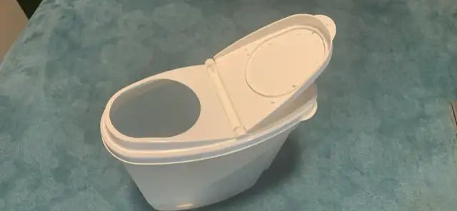 New- 4.8 litre Plastic Container 449689142155683843