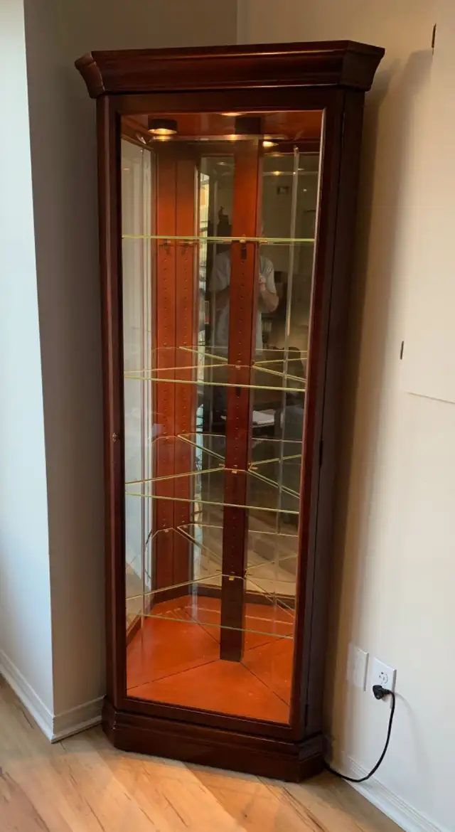 Curio / Cabinet de coin vitré / par Howard Miller in Bookcases & Shelving Units in Longueuil / South Shore - Image 4