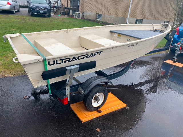 12 Foot Aluminum Boat and Trailer in Powerboats & Motorboats in Napanee - Image 2