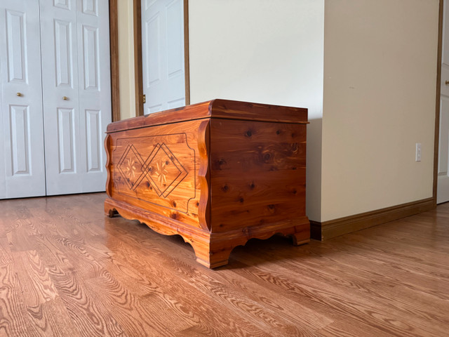 Vintage Cedar Chest in Dressers & Wardrobes in Markham / York Region - Image 2