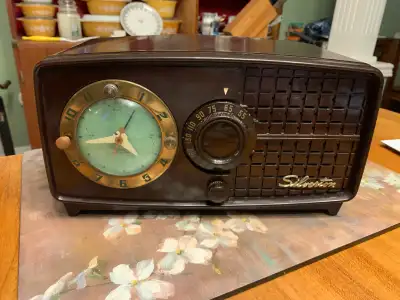 Silvertone model 2007. Made in the USA by Sears Roebuck, circa 1952, 1953. Receives AM broadcast. So...