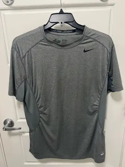 Size XL fitted in great condition Je parle francais aussi