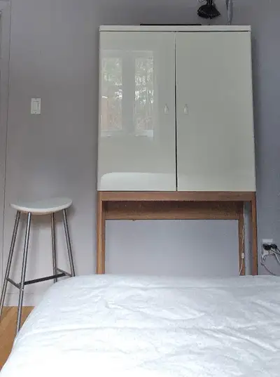 Coiffeuse monté sur base en bois couleur crème extérieure laqué, intérieur miroir avec éclairage. 4...