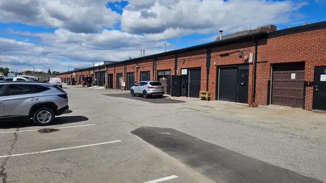 Small Bay Industrial - Warehouse Unit For-Lease in Commercial & Office Space for Rent in City of Toronto - Image 3