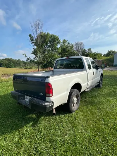 This is an F250 truck with about 360,000 km on it, could need some exhaust manifolds maybe… The engi...