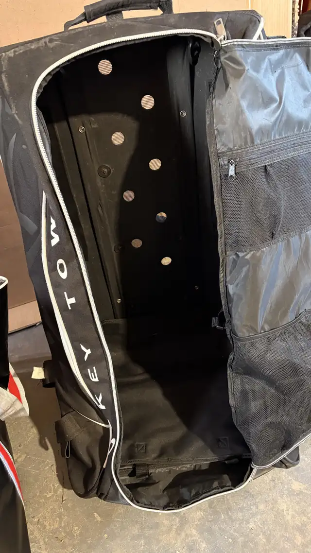 rolling hockey bag in Hockey in Lloydminster - Image 4