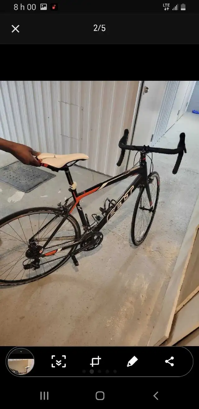 Vélo Felt in Road in City of Montréal - Image 3