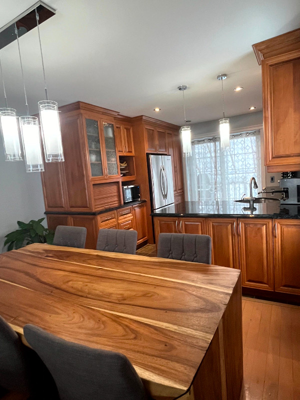 table de salle à dîner en bois d'accacia dans Mobilier de salle à manger et cuisine  à Laval/Rive Nord - Image 3