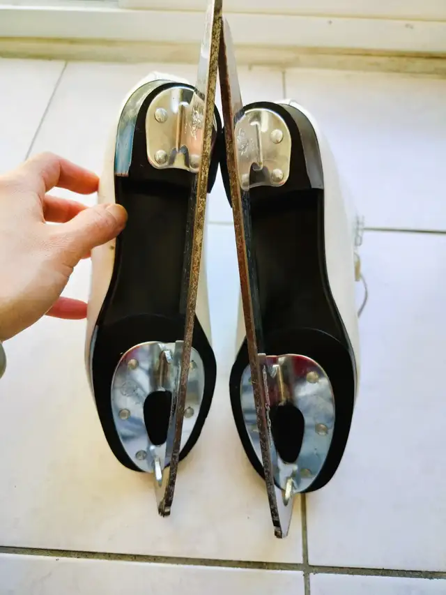 Women/Girl Size 6 Figure skates with ankle support in Skates & Blades in City of Toronto - Image 6