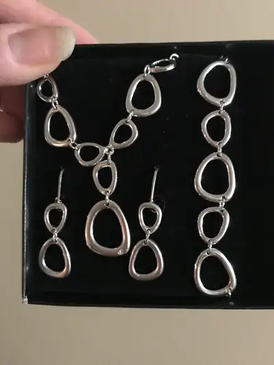 Organic 3 piece set Slivertone necklace 43 cm l with 8 cm extender. Bracelet 20 cm with 2.5 cm exten...