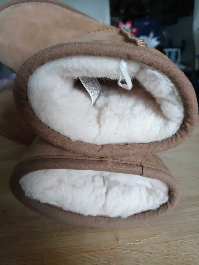 TODDLER UGG BOOTS (Sizes: 7) in Kids & Youth in City of Toronto - Image 5