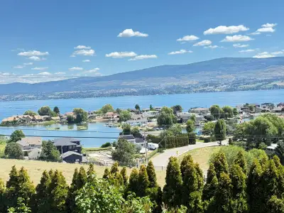 1 Bed + Den, 2 Baths. Pets ok. Lakeview. Available Sept 1 $2300.00 Please read the entire ad thanks....