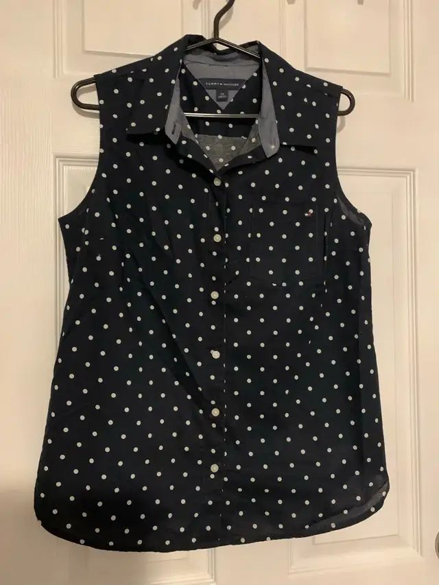 Women’s Tommy HilFiger sleeveless shirt - size S - $25.00 in Women's - Tops & Outerwear in Oshawa / Durham Region - Image 2