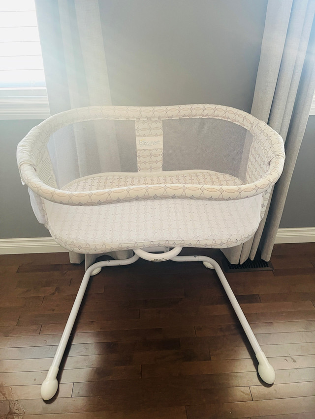 Halo Bassinet Glider in Cribs in Calgary