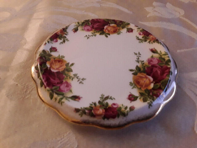 BONE CHINA TRIVET - OLD COUNTRY ROSES, ROYAL ALBERT in Arts & Collectibles in City of Toronto