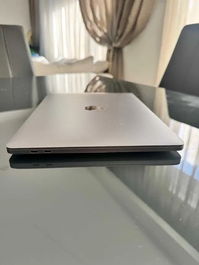 (2022)-Touch Bar-Excellent Condition in Laptops in City of Montréal - Image 8