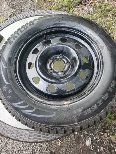 4 Pneus d'hiver cloutés sur jantes pratiquement neuf utilisé seulement environ 100km , je suis retra...