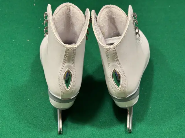 Jackson Girls' 151 Finesse Ice Skates, nearly NEW, size 13J in Skates & Blades in Hamilton - Image 3