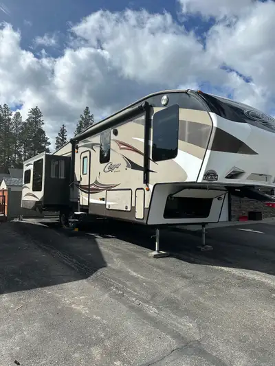 2015 Keystone Cougar 327RES fifth wheel trailer in immaculate condition , perfect for comfortable li...